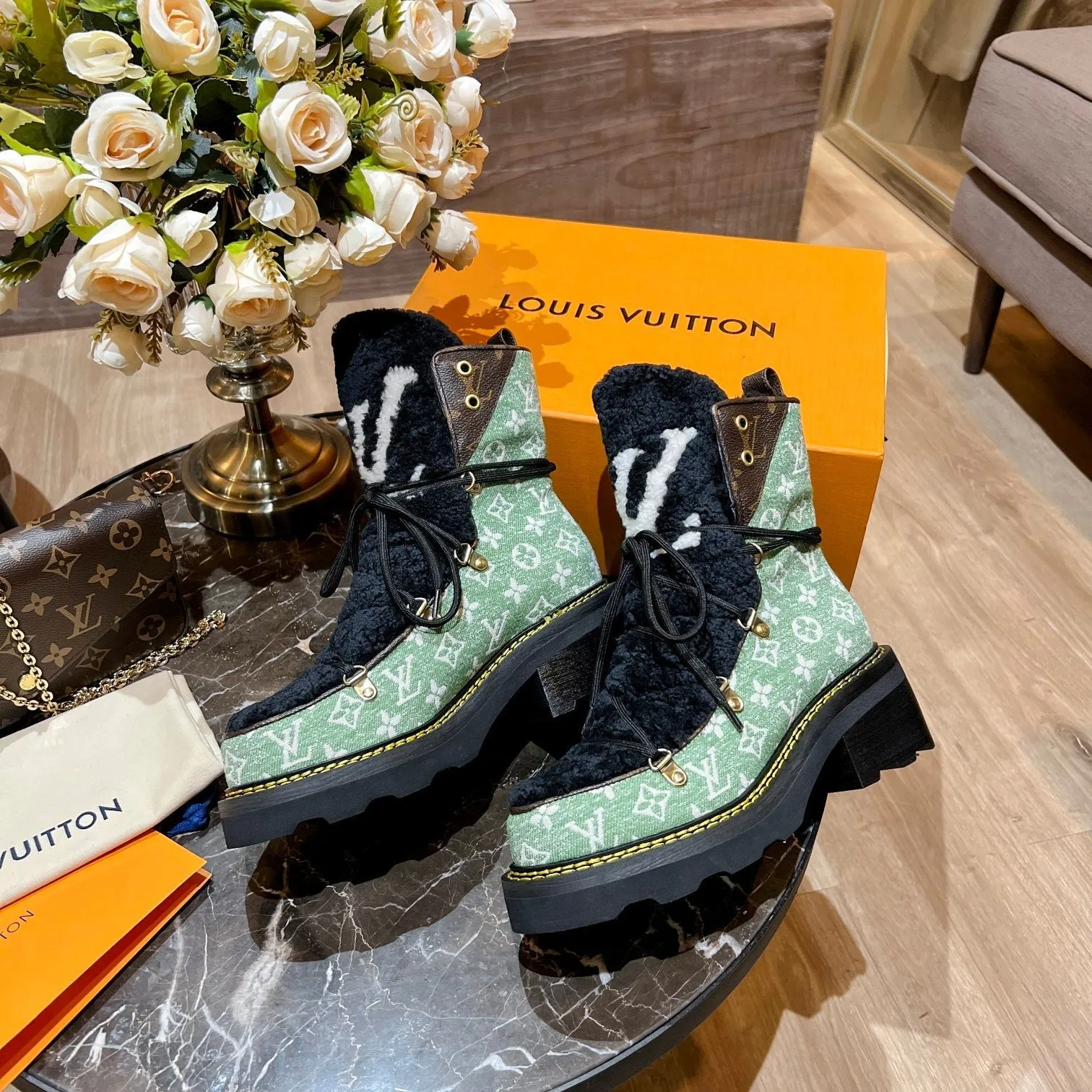 High Quality  LUV BOOTS 046