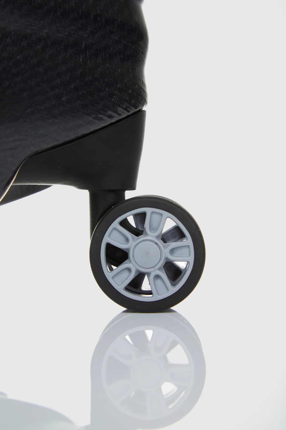 Lite Shock Sport 81cm Suitcase